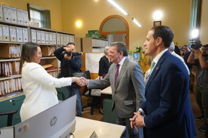 El consejero de la Presidencia, Luis Miguel González Gago, presenta la resolución de las ayudas a los Servicios de Asistencia a Municipios de las diputaciones provinciales de Castilla y León junto al presidente de la Diputación Conrado Íscar