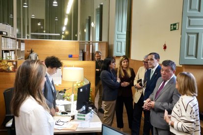 El consejero de la Presidencia, Luis Miguel González Gago, presenta la resolución de las ayudas a los Servicios de Asistencia a Municipios de las diputaciones provinciales de Castilla y León junto al presidente de la Diputación Conrado Íscar