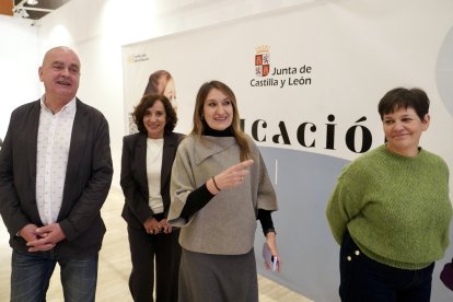 La consejera de Educación, Rocío Lucas, preside la entrega de diplomas a los Profesores Honoríficos 2025-2026.