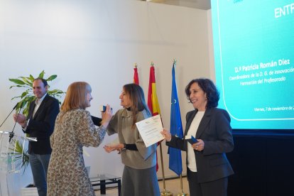 La consejera de Educación, Rocío Lucas, preside la entrega de diplomas a los Profesores Honoríficos 2025-2026.