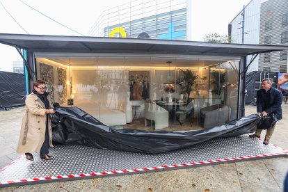 La presidenta de FEC, Consuelo Fontecha, y el concejal de Comercio, César Barriada, destaparon las lonas que escondían los diseños del piso de diseño instalado en el Paseo de Atapuerca.