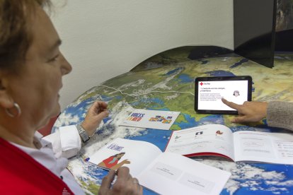 La voz que acompaña cuando el silencio pesa: el asistente de Cruz Roja que combate la soledad en los hogares mayores de Salamanca