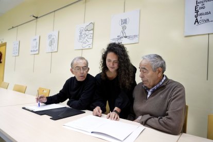 Alfonso Revuelta y Carlos Fernández, vecinos de Villanubla (Valladolid), participan junto a Sandra Martínez, terapeuta de Fundación Hospitalarias Valladolid, en un programa de detección precoz del deterioro cognitivo