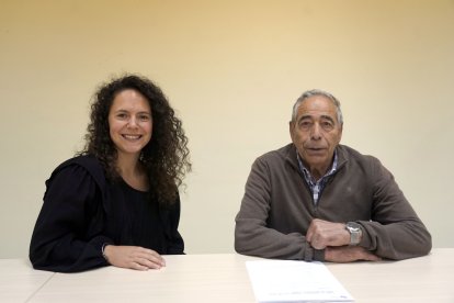 Alfonso Revuelta, vecino de Villanubla (Valladolid), participa junto a Sandra Martínez, terapeuta de Fundación Hospitalarias Valladolid, en un programa de detección precoz del deterioro cognitivo