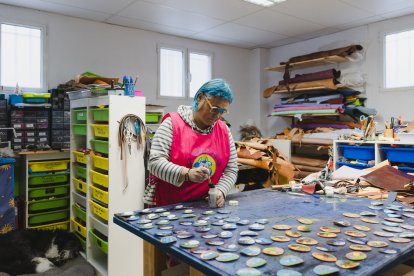 La palentina Asun Fernández, de ingeniera forestal a maestra del cuero para transformar la piel en regalos y talleres que forjan la autoestima de los más pequeños