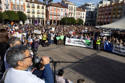 La manifestación reunió a 3.500 burgaleses desde la Plaza del Cid hasta la Plaza Mayor donde se leyó un manifiesto.