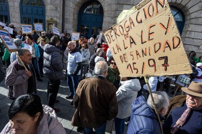 3.500 burgaleses participaron en la manifestación organizada por la Plataforma de la Sanidad Pública de Burgos.