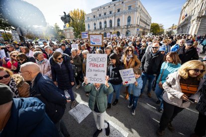 3.500 burgaleses participaron en la manifestación organizada por la Plataforma de la Sanidad Pública de Burgos.