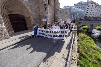 3.500 burgaleses participaron en la manifestación organizada por la Plataforma de la Sanidad Pública de Burgos.
