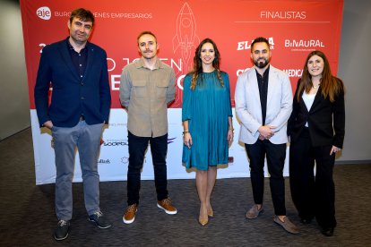 El ganador, Jorge Miñón, junto a los finalistas: Francisco Juez (Binaural Audición), Lucia Echevarrieta (AJE),  Adrián Peña (accésit por Ortomedicalcare) y Elena Cebolla (Elena Creativa).