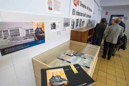 La exposición se encuentra en el vestíbulo de la segunda planta del IES Conde Diego Porcelos.