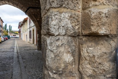 Estado actual del Arco del Amparo debido al tránsito continuo de vehículos.