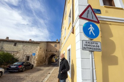 Estado actual del Arco del Amparo debido al tránsito continuo de vehículos.