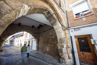 Estado actual del Arco del Amparo debido al tránsito continuo de vehículos.
