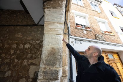 Estado actual del Arco del Amparo debido al tránsito continuo de vehículos.