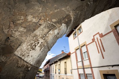 Estado actual del Arco del Amparo debido al tránsito continuo de vehículos.