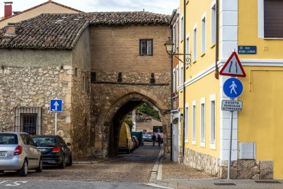 Estado actual del Arco del Amparo debido al tránsito continuo de vehículos.