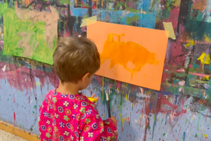 Un niño despliega su creatividad en un folio.