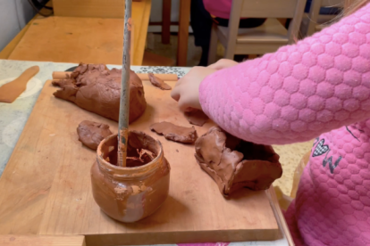 Una alumna trabaja con arcilla