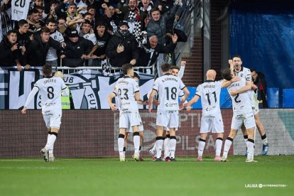 Imagen del partido entre el CD Mirandés y el Burgos CF.