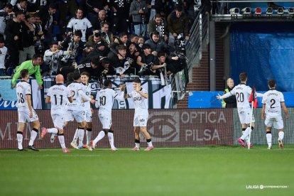 Imagen del partido entre el CD Mirandés y el Burgos CF.