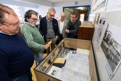 La exposición está instalada en el vestíbulo de la segunda planta del centro educativo.