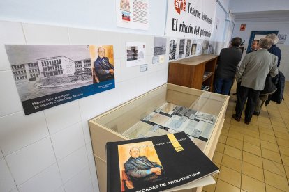 Vestíbulo de la segunda planta del IES Diego Porcelos, donde se encuentra la muestra.