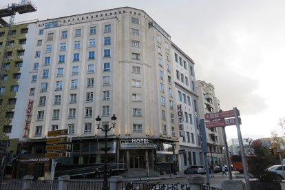 El hotel Almirante Bonifaz, en la esquina de calle Vitoria y calle Gran Teatro.