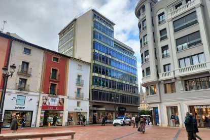 El edificio Campo, entre la plaza de Santo Domingo de Guzmán y la plaza Mayor.