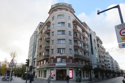 Edificio de viviendas en la esquina calle Vitoria con calle Gran Teatro.