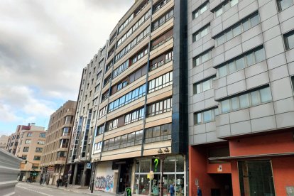 Fachada del edificio de viviendas de calle Madrid - calle san Pablo.