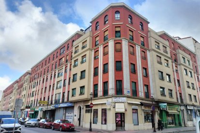 Bloque de viviendas en la calle Oviedo, junto al Mercado Sur.