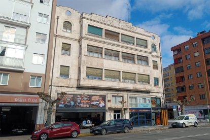 El edificio José Barrios, en la calle Vitoria, frente a la barriada militar