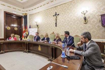 El salón de plenos de la Diputación Provincial de Burgos acogió la entrega de premios de Fundación Mapre que presidió la Infanta Elena.