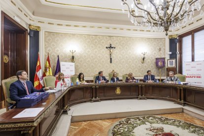 El salón de plenos de la Diputación Provincial de Burgos acogió la entrega de premios de Fundación Mapre que presidió la Infanta Elena.
