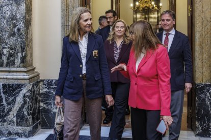 El salón de plenos de la Diputación Provincial de Burgos acogió la entrega de premios de Fundación Mapre que presidió la Infanta Elena.