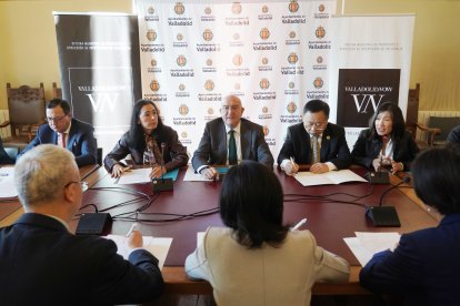 El alcalde de Valladolid, Jesús Julio Carnero, durante la recepción a una delegación de empresas chinas de los ámbitos de la mecánica y la electrónica, organizada por la Oficina Municipal de Proyectos y Atracción de Inversiones del Consistorio, ‘Valladolid Now’.