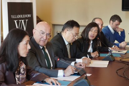 El alcalde de Valladolid, Jesús Julio Carnero, durante la recepción a una delegación de empresas chinas de los ámbitos de la mecánica y la electrónica, organizada por la Oficina Municipal de Proyectos y Atracción de Inversiones del Consistorio, ‘Valladolid Now’.