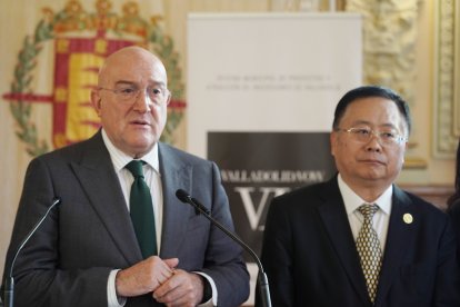 El alcalde de Valladolid, Jesús Julio Carnero, durante la recepción a una delegación de empresas chinas de los ámbitos de la mecánica y la electrónica, organizada por la Oficina Municipal de Proyectos y Atracción de Inversiones del Consistorio, ‘Valladolid Now’.