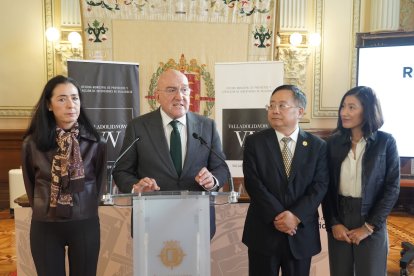 El alcalde de Valladolid, Jesús Julio Carnero, durante la recepción a una delegación de empresas chinas de los ámbitos de la mecánica y la electrónica, organizada por la Oficina Municipal de Proyectos y Atracción de Inversiones del Consistorio, ‘Valladolid Now’.
