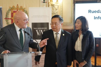 El alcalde de Valladolid, Jesús Julio Carnero, durante la recepción a una delegación de empresas chinas de los ámbitos de la mecánica y la electrónica, organizada por la Oficina Municipal de Proyectos y Atracción de Inversiones del Consistorio, ‘Valladolid Now’.