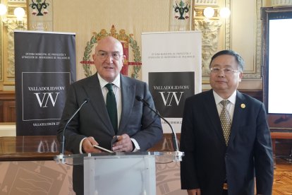 El alcalde de Valladolid, Jesús Julio Carnero, durante la recepción a una delegación de empresas chinas de los ámbitos de la mecánica y la electrónica, organizada por la Oficina Municipal de Proyectos y Atracción de Inversiones del Consistorio, ‘Valladolid Now’.