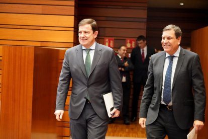 El presidente de la Junta, Alfonso Fernández Mañueco, y el consejero de Economía y Hacienda, Carlos Fernández Carriedo, a su llegada al debate de totalidad del Proyecto de Ley de Presupuestos Generales de la Comunidad de Castilla y León para 2026.