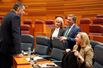 El procurador popular José Alberto Castro conversa con los consejeros Leticia García, Luis Miguel González Gago e Isabel Blanco durante el debate de totalidad del Proyecto de Ley de Presupuestos Generales de la Comunidad de Castilla y León para 2026.