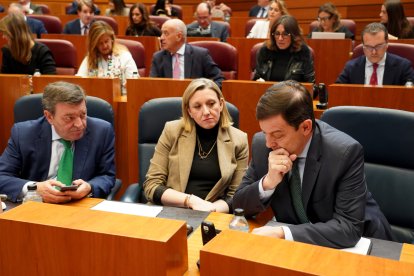 El presidente de la Junta, Alfonso Fernández Mañueco, junto a la vicepresidenta, Isabel Blanco, y el portavoz del Grupo Popular, Ricardo Gavilanes, durante el debate de totalidad del Proyecto de Ley de Presupuestos Generales de la Comunidad de Castilla y León para 2026.
