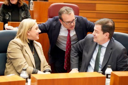 El presidente de la Junta, Alfonso Fernández Mañueco, junto a la vicepresidenta, Isabel Blanco, y el portavoz del Grupo Popular, Ricardo Gavilanes, durante el debate de totalidad del Proyecto de Ley de Presupuestos Generales de la Comunidad de Castilla y León para 2026.
