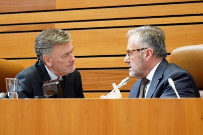 El presidente de las Cortes, Carlos Pollán, junto al vicepresidente, Francisco Vázquez, durante el debate de totalidad del Proyecto de Ley de Presupuestos Generales de la Comunidad de Castilla y León para 2026.