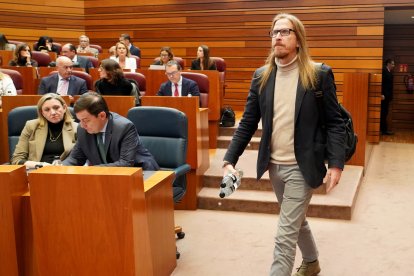 El procurador de Podemos, Pablo Fernández, a su llegada al debate de totalidad del Proyecto de Ley de Presupuestos Generales de la Comunidad de Castilla y León para 2026.