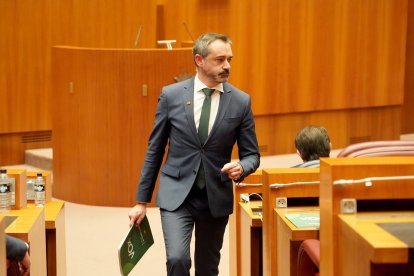 El portavoz del Grupo Parlamentario de Vox, David Hierro, durante el debate de totalidad del Proyecto de Ley de Presupuestos Generales de la Comunidad de Castilla y León para 2026.