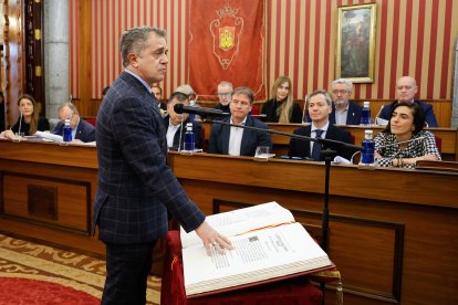 Félix Cantabrana, en la toma de posesión del acta de concejal del Ayuntamiento de Burgos.